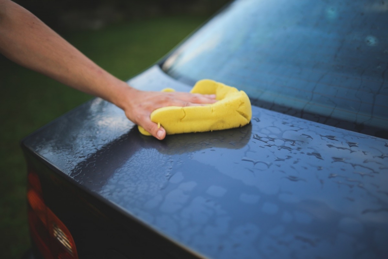 carrosserie-LE TIGNET-min_cleaning_washing_carwash_sponge_car_auto_hand_man-722705